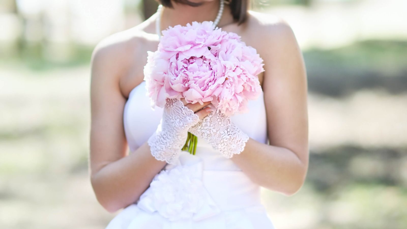Bride with pink bouquet